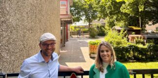 Theresa Dietz, Ratskandidatin für den Wahlbezirk, mit Christian Demling, dessen Tochter die Kita besucht. Foto: CDU Ratingen