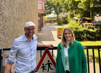Theresa Dietz, Ratskandidatin für den Wahlbezirk, mit Christian Demling, dessen Tochter die Kita besucht. Foto: CDU Ratingen