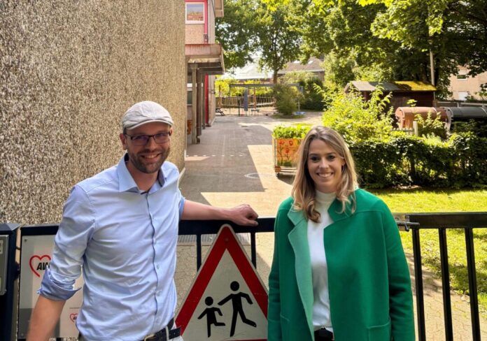Theresa Dietz, Ratskandidatin für den Wahlbezirk, mit Christian Demling, dessen Tochter die Kita besucht. Foto: CDU Ratingen Theresa Dietz, Ratskandidatin für den Wahlbezirk, mit Christian Demling, dessen Tochter die Kita besucht. Foto: CDU Ratingen