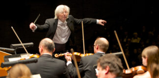 Der Dirigent Petr-Chromczak leitet das Orchester. Foto: Christian Rudnik/Great Performances