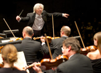 Der Dirigent Petr-Chromczak leitet das Orchester. Foto: Christian Rudnik/Great Performances