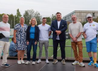 Gewinner mit Losfee,, Reinhold Mauermann, Frau Schiffers (Platz4 für Kanzelei Michael Schneider) , Britta Brackmann (Glücksfee), Jonas Oberwinster (Platz 1, für Physiotherapie Heitbrink) Rigo Eifler (Platz 5, Firma Maler Anders & Eifler) Jens Stieghorst und Mirco Köstring, Bild: Alexander Heinz