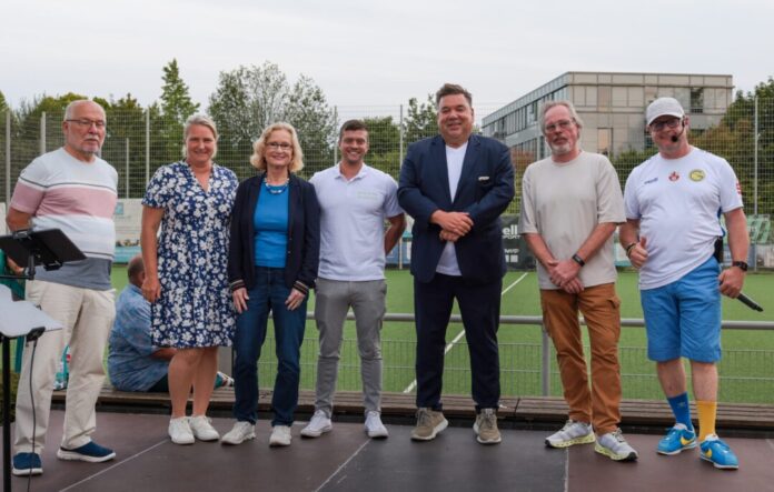 Gewinner mit Losfee,, Reinhold Mauermann, Frau Schiffers (Platz4 für Kanzelei Michael Schneider) , Britta Brackmann (Glücksfee), Jonas Oberwinster (Platz 1, für Physiotherapie Heitbrink) Rigo Eifler (Platz 5, Firma Maler Anders & Eifler) Jens Stieghorst und Mirco Köstring, Bild: Alexander Heinz