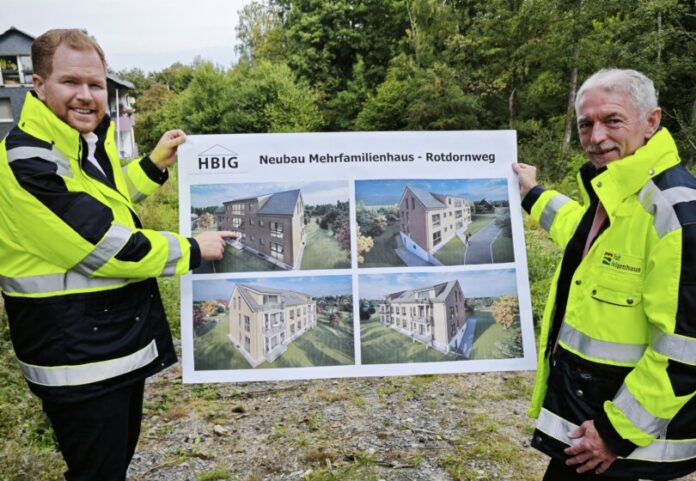 Björn Kerkmann und Michael Beck zeigen die Pläne. Foto: Stadt Heiligenhaus