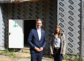Bürgermeister Christoph Schultz und Daniela Günzel vom städtischen Fachbereich Immobilienmanagement ∙ Neubauprojekte freuen sich, dass die Arbeiten zur Fertigstellung der Kita Karlstraße in Alt-Erkrath wiederaufgenommen wurden. Foto: Stadt Erkrath
