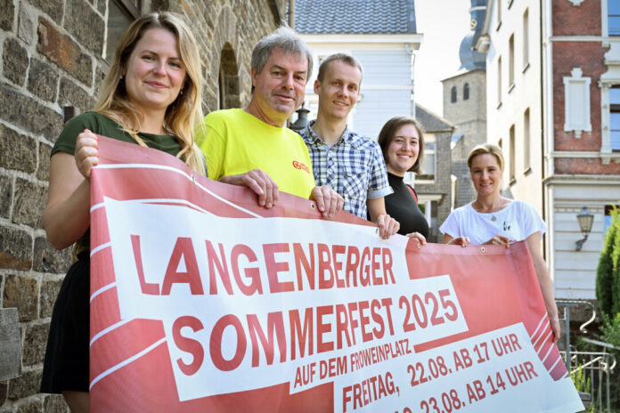 Das Orga-Team ist schon voller Vorfreude auf das vierte Langenberger Sommerfest: Sabrina Kleeberger, Jörg Motzkau (beide Werbegemeinschaft), Thomas Geißler, Michaela Tiedke (beide Klimaschutzstelle) und Daniela Hantich vom Stadtmarketing. Foto: Mathias Kehren
