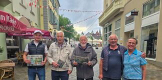 Man trifft immer viele nette Leute wenn man durch die Stadt läuft, in der Mitte Ex-Bürgermeister Wolfgang Diedrich, Bild : Alexander Heinz