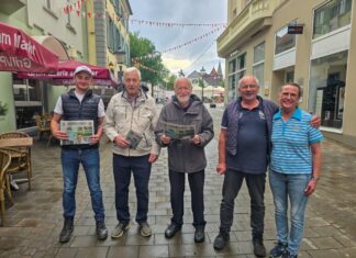Man trifft immer viele nette Leute wenn man durch die Stadt läuft, in der Mitte Ex-Bürgermeister Wolfgang Diedrich, Bild : Alexander Heinz