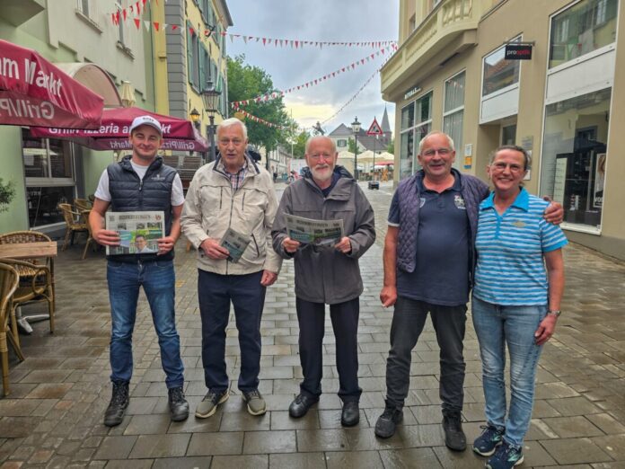 Stadt geschmückt Man trifft immer viele nette Leute wenn man durch die Stadt läuft, in der Mitte Ex-Bürgermeister Wolfgang Diedrich, Bild : Alexander Heinz