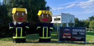 Strohpuppen machen an der Ostspange Werbung für den Tag der offenen Tür des Löschzugs Gruiten am 30. August. Foto: Feuerwehr Haan