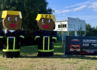 Strohpuppen machen an der Ostspange Werbung für den Tag der offenen Tür des Löschzugs Gruiten am 30. August. Foto: Feuerwehr Haan