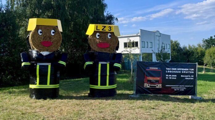 Strohpuppen machen an der Ostspange Werbung für den Tag der offenen Tür des Löschzugs Gruiten am 30. August. Foto: Feuerwehr Haan