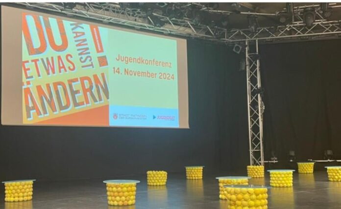 Tennistische Präsentation im November, Beim Handwerkermarkt wird eines der Unikate versteigert, Bild: Stadt Ratingen