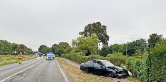 Der Mercedes kam von der Straße ab und prallte gegen einen Laternenmast. Foto: Polizei