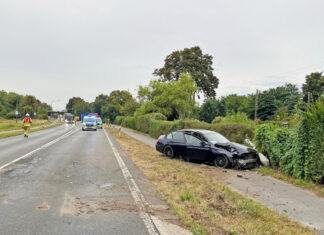 Der Mercedes kam von der Straße ab und prallte gegen einen Laternenmast. Foto: Polizei