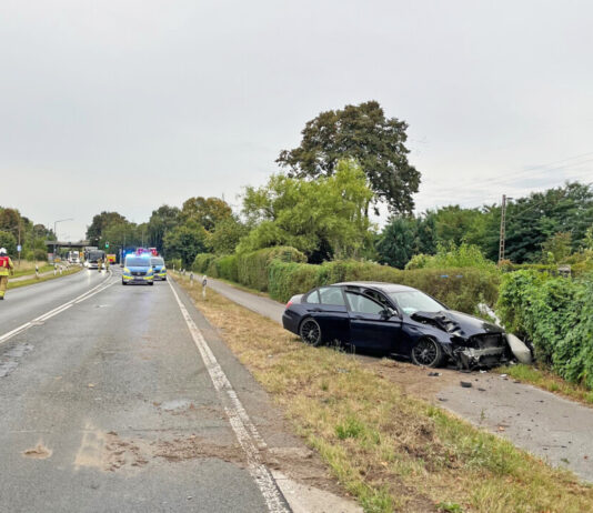 Der Mercedes kam von der Straße ab und prallte gegen einen Laternenmast. Foto: Polizei