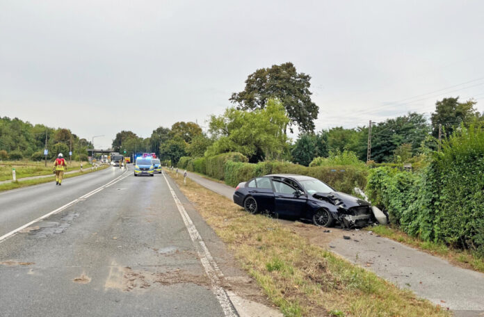Der Mercedes kam von der Straße ab und prallte gegen einen Laternenmast. Foto: Polizei