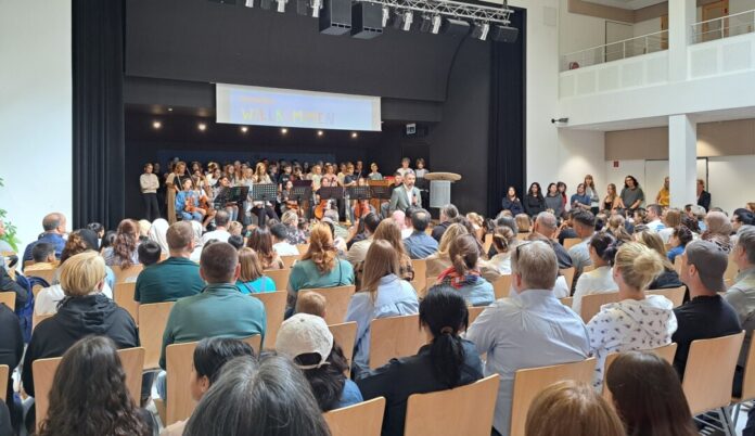 Schulleiter Uwe Florin hat die Fünftklässler des neuen Schuljahres begrüßt. Foto: privat