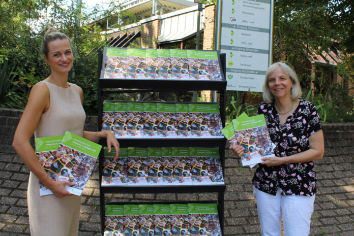 Julia Zinn (l.), neue Leiterin der VHS Erkrath, und ihre Vorgängerin Dr. Ursula Moldon (r.) präsentieren das Volkshochschulprogramm des zweiten Halbjahrs 2025. Foto: Stadt Erkrath