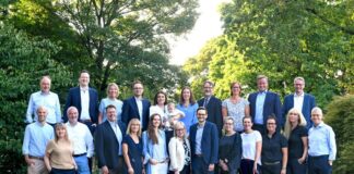 Die Volksbank-Jubilare auf einem Gruppenfoto. Foto: Volksbank/Bettina Osswald