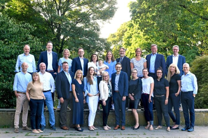 Die Volksbank-Jubilare auf einem Gruppenfoto. Foto: Volksbank/Bettina Osswald