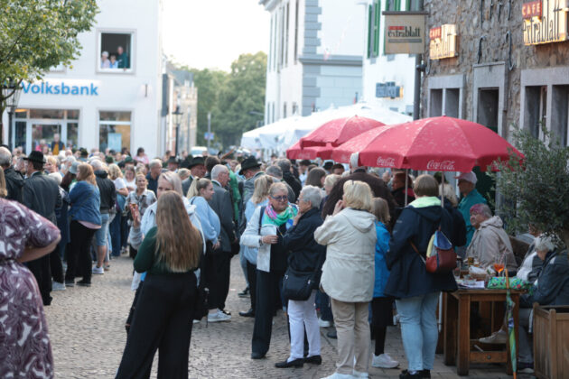 Warten auf das Spektakel vor dem Marktplatz, Bild: Alexandr Heinz