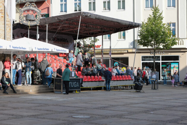 Die Tribüne füllt sich, Bild: Alexander Heinz