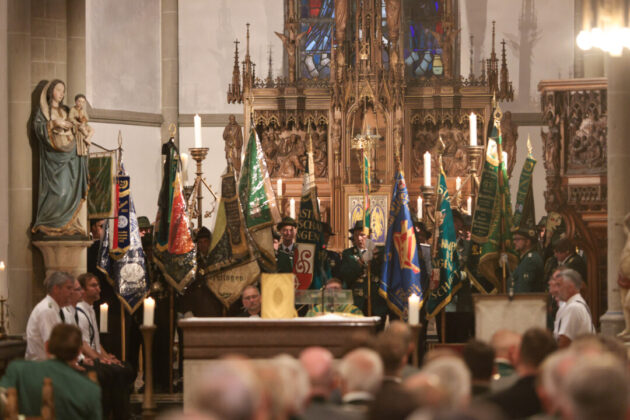 Fahnen und Schützen in der Kirche, Tradition aus Glaube, Sitte und Heimat. Bild: Alexander Heinz
