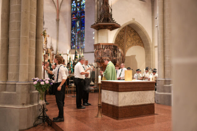 Fahnen und Schützen in der Kirche, Tradition aus Glaube, Sitte und Heimat. Bild: Alexander Heinz