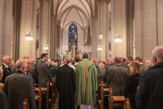 Fahnen und Schützen in der Kirche, Tradition aus Glaube, Sitte und Heimat. Bild: Alexander Heinz
