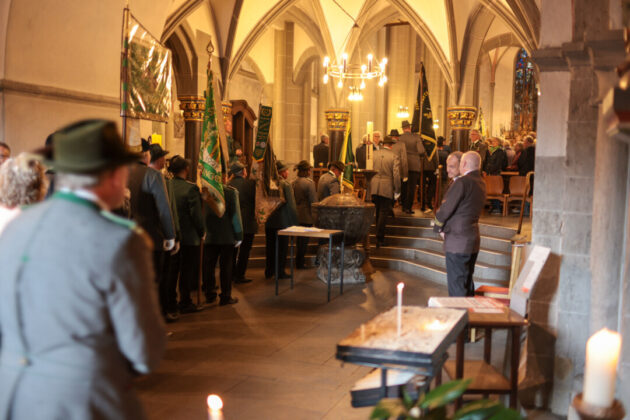 Fahnen und Schützen in der Kirche, Tradition aus Glaube, Sitte und Heimat. Bild: Alexander Heinz