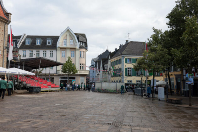 Trostlos liegt der Platz noch im Regen, aber das wird sich gleich ändern. Bild: Alexander Heinz