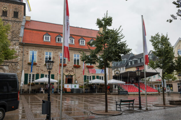 Trostlos liegt der Platz noch im Regen, aber das wird sich gleich ändern. Bild: Alexander Heinz