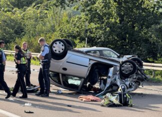Bei einem Frontalzusammenstoß in Haltern am See ist am frühen Abend ein Mann ums Leben gekommen, fünf weitere Insassen erlitten teils lebensgefährliche Verletzungen. 