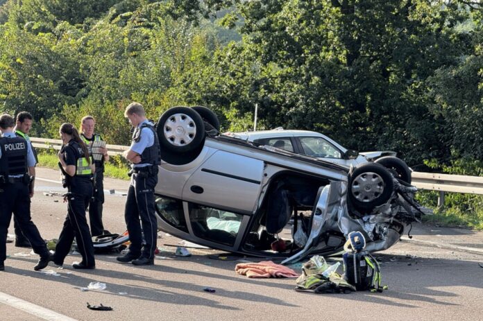 Bei einem Frontalzusammenstoß in Haltern am See ist am frühen Abend ein Mann ums Leben gekommen, fünf weitere Insassen erlitten teils lebensgefährliche Verletzungen. 