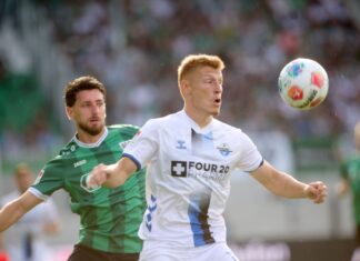 Laurin Curda (r) sorgte für die Vorlage zum 1:0. 