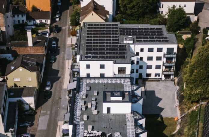 Im genossenschaftlichen Wohnprojekt „Alte Dorfstraße“ in Wuppertal-Sonnborn werden 70 Wohneinheiten mit Mieterstrom versorgt. Foto: Kintopp/WSW