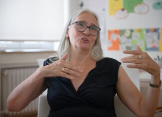 Ilka Werner, Superintendentin des Kirchenkreises Solingen, erklärt den Alltag von Notfallseelsorgern. 