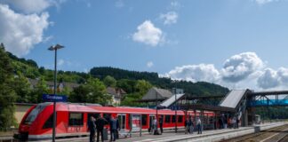 Wegen Elektrifizierungsarbeiten kommt es auf der Eifelstrecke immer wieder zu Teilsperrungen. (Archivbild)