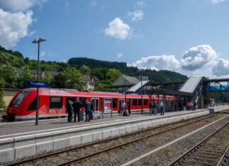 Wegen Elektrifizierungsarbeiten kommt es auf der Eifelstrecke immer wieder zu Teilsperrungen. (Archivbild)