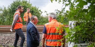 NRW-Verkehrsminister Krischer besuchte am Nachmittag den Tatort.