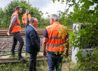 NRW-Verkehrsminister Krischer besuchte am Nachmittag den Tatort.