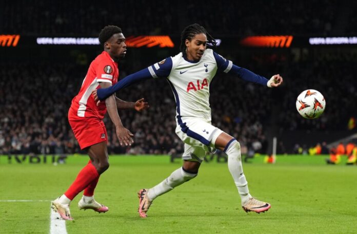 Tottenham Hotspur - AZ Alkmaar Ernest Poku (l) soll kurz vor einem Wechsel zu Bayer Leverkusen stehen.