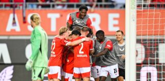 Die FCK-Spieler bejubeln das goldene Tor von Marlon Ritter. 