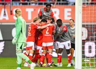 Die FCK-Spieler bejubeln das goldene Tor von Marlon Ritter. 