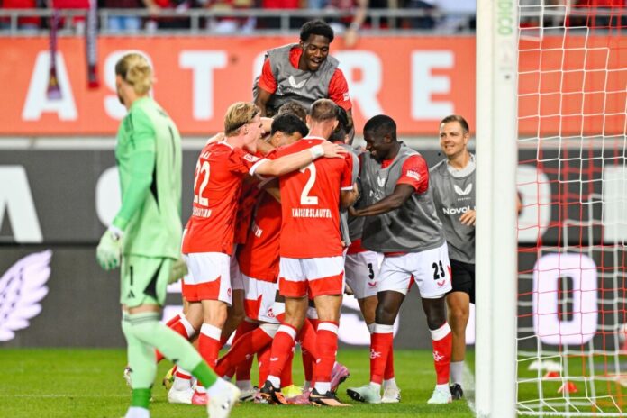 Die FCK-Spieler bejubeln das goldene Tor von Marlon Ritter. 
