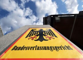 In welchen Fällen dürfen Smartphones oder Rechner mit Staatstrojanern ausgespäht werden? Darüber hat das höchste deutsche Gericht entschieden. (Symbolbild) 
