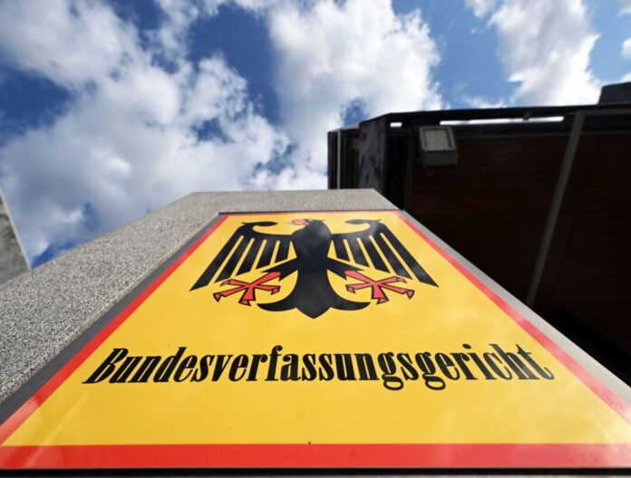 Polizeirecht: Karlsruhe bestätigt Überwachungsbefugnisse In welchen Fällen dürfen Smartphones oder Rechner mit Staatstrojanern ausgespäht werden? Darüber hat das höchste deutsche Gericht entschieden. (Symbolbild)