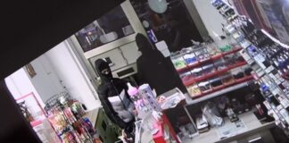 Der Kioskbesitzer sperrte die zwei mit einem Messer bewaffneten Räuber ein.