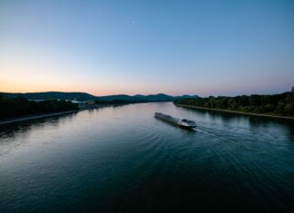 Im Rhein ist eine Leiche gefunden worden. (Symbolbild)
